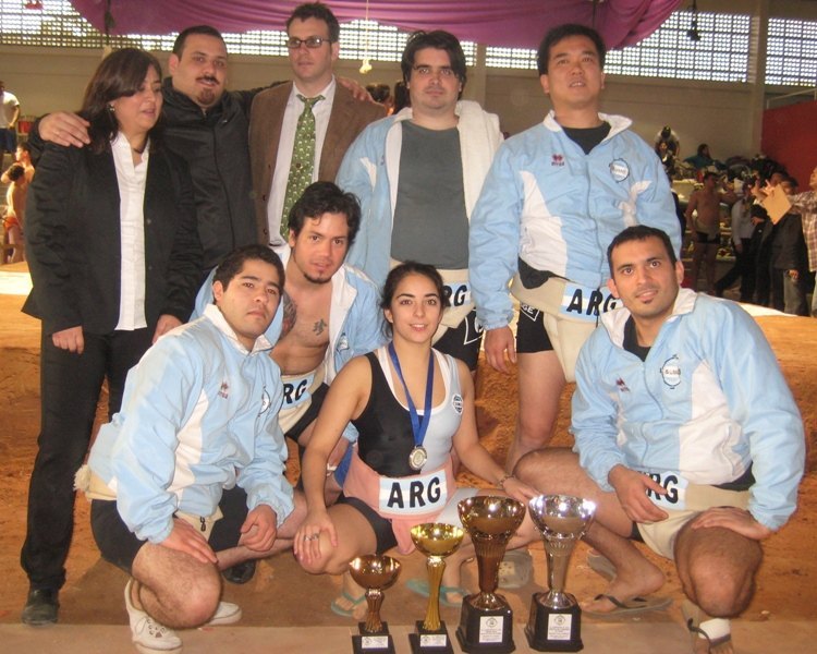 El equipo argentino con los trofeos conquistados