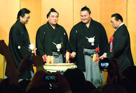 El Yokozuna Harumafuji acompañado por el también Yokozuna Hakuho, Kitanoumi Rijicho e Isegahama oyakata