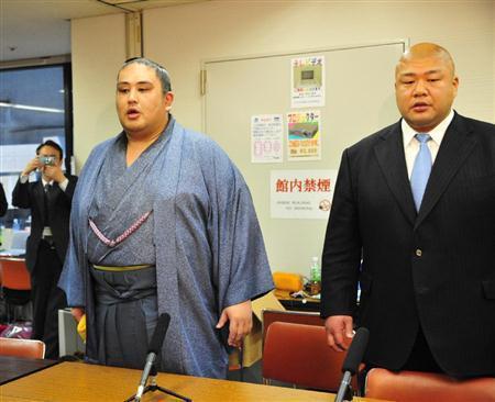 El antiguo Ozeki Miyabiyama anunciando su retirada. Foto: Asojima (SumoForum)