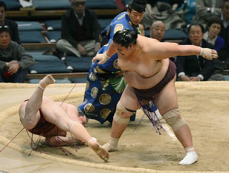 Ultima victoria de Miyabiyama ante el Juryo Oniarashi (Foto: Asojima - Sumo Forum)