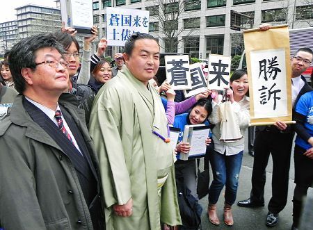 Sokokuray con su abogado y un grupo de aficionados