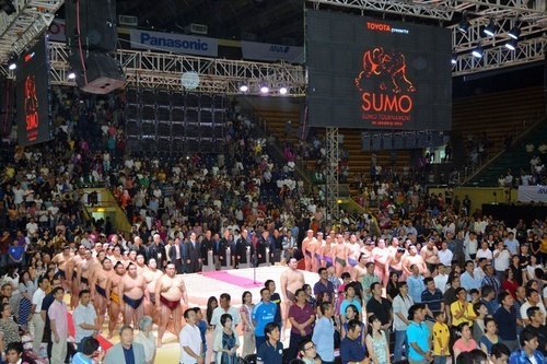 Todos los miembros de la caravana del sumo durante la ceremonia de inauguración