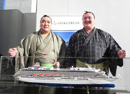 Los Yokozunas Harumafuji y Hakuho en la presentación del crucero (Foto: Akinomaki - Sumo Forum)