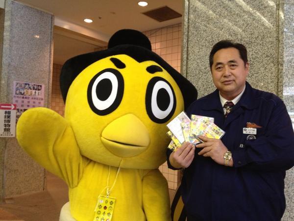 Shibatayama oyakata con la mascota de la NSK
