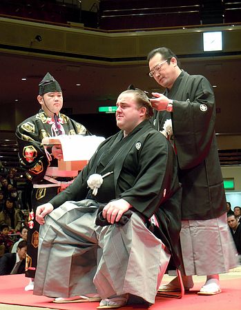 Onoe oyakata realizando el último corte en el mage de Baruto
