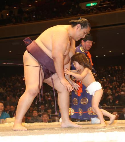 El antiguo Ozeki Miyabiyama disputando su último combate con su hijo Masakada