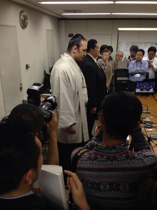 El Ozeki Kotooshu, junto a Sadogatake Oyakata, durante la rueda de prensa en la que anunció  su retirada