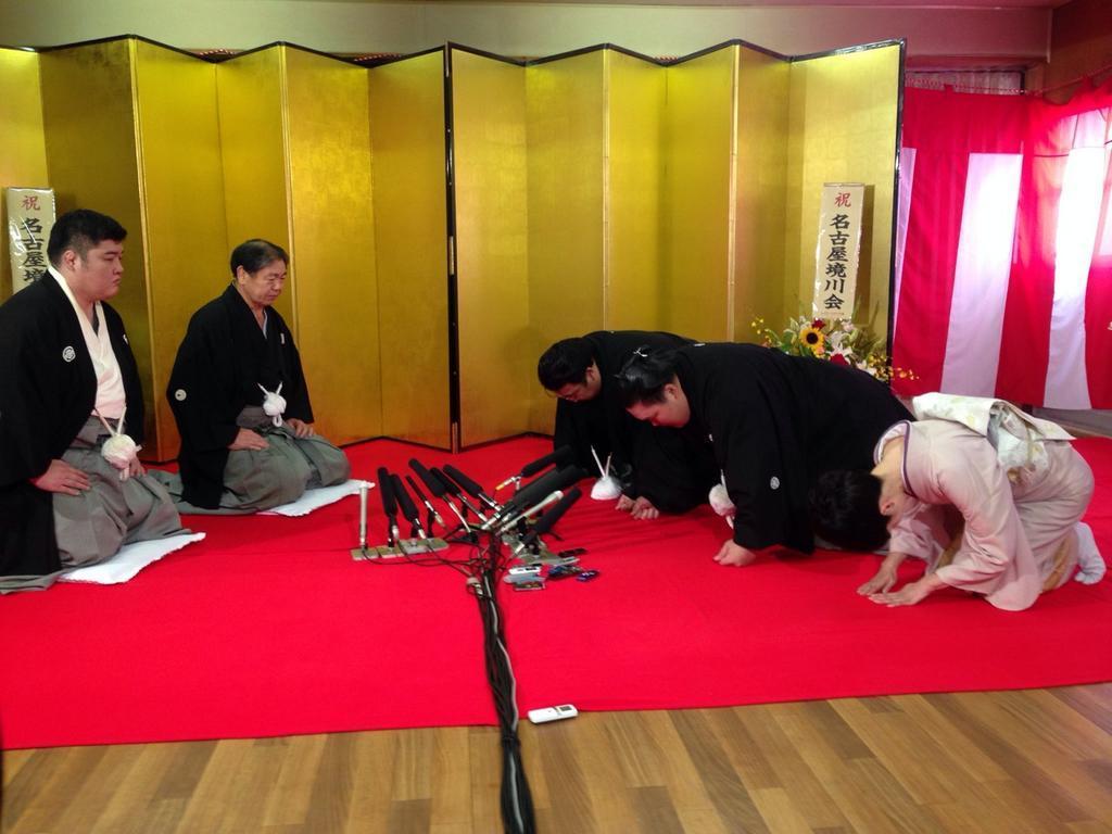 El nuevo Ozeki Goeido durante la ceremonia de nombramiento en su heya (Foto: Yubinhaad - SumoForum)
