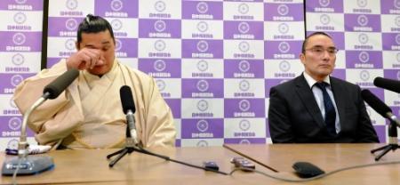 EL Komusubi Homasho, acompañado por Shikoroyama oyakata, durante la conferencia de prensa en la que anunciaba su retirada