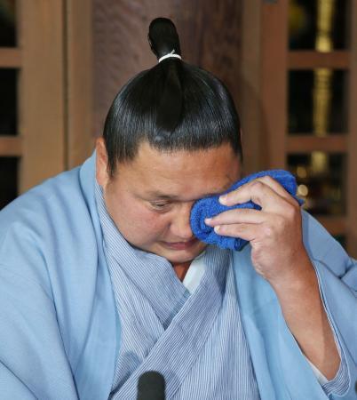 Kyokutenho durante la rueda de prensa en la que anunció su retirada