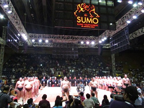 La caravana del sumo planea realizar una exhibición en Qatar (Foto: Sponichi.com)