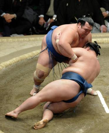 Momento en el que Kotoshogiku derrotaba a Goeido para hacerse son su primer Yusho (Foto: Sumoforum)