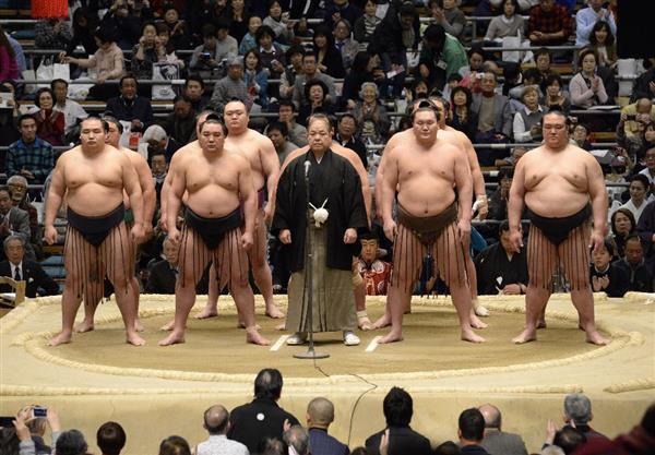 Los miembros del sanyaku durante la presentación del Torneo en la primera jornada (Foto: Sumoforum.net)