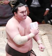 El Yokozuna Hakuho acaricia la victoria tras derrotar hoy al Ozeki Kisenosato (Foto: Sumoforum.net)