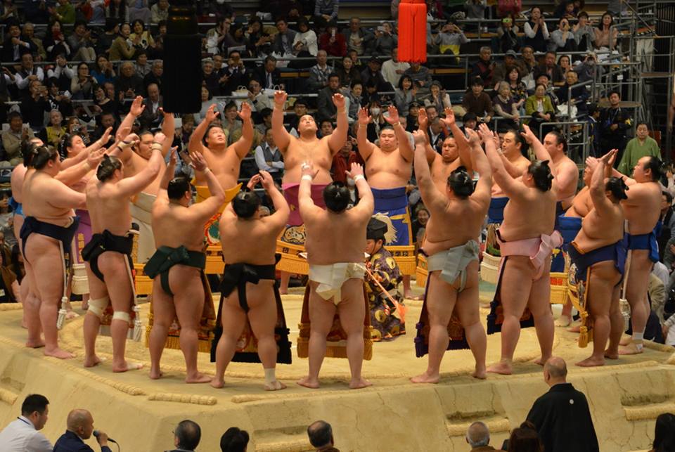 La ceremonia de Makuuchi dohyo-iri, presentación de los luchadores de la máxima categoría que se realiza justo antes de iniciarse los combates de la jornada (Foto: Martina Lunau)