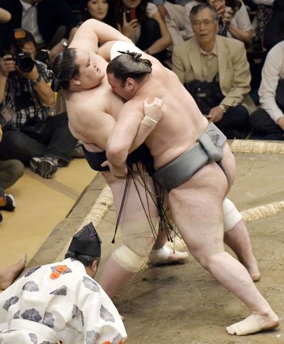 El Ozeki Terunofuji en su derrota de ayer ante Tochinoshin. Hoy a vuelto a a caer ante Seiro y se complica su futuro (Foto: Sumoforum.net)