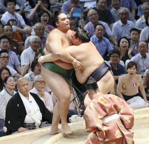 El Sekiwake brasileño Kaisei no pudo hacer nada ante el empuje del Ozeki Kisenosato (Foto: Sumoforum.net)
