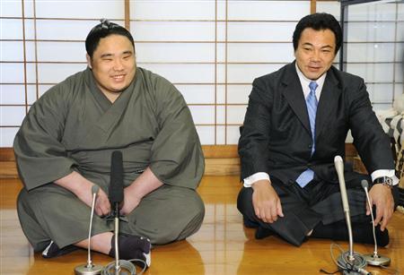 El gran Yokozuna Chiyonofuji (derecha) junto a Chiyootori, uno de sus pupilos en la Kokonoe beya (Foto: Sumoforum.net)