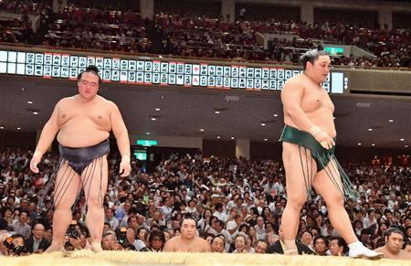 El Maegashira Okinoumi, que ayer derrotaba al Ozeki Kisenosato, ha hecho hoy lo propio con el Yokozuna Kakuryu (Foto: Sumoforum.net)