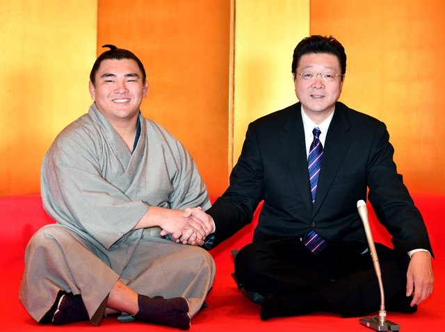 El nuevo Juryo Terutsuyoshi, reciente vencedor en la categoría de Makushita, con su entrenador Isegahama Oyakata (Foto: SumoForum.net)