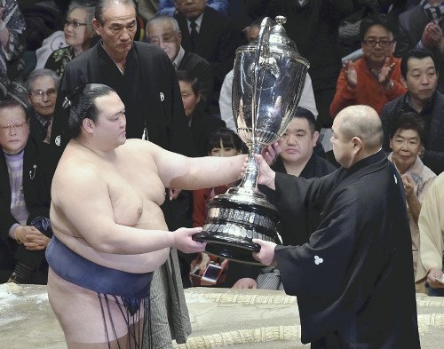 Kisenosato recibiendo su primera Copa del Emperador (Foto: Yomiuri Shinbun)