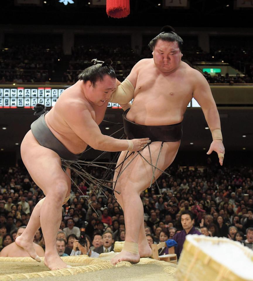 El mongol Arawashi logró una sorprendente victoria ante su compatriota Hakuho (Foto: SumoForum.net)