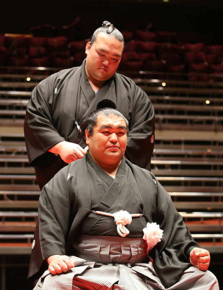 El Yokozuna Kisenosato en el momento de realizar uno de los cortes ceremoniales al oicho-mage de Tamaasuka (Foto: Sponichi)