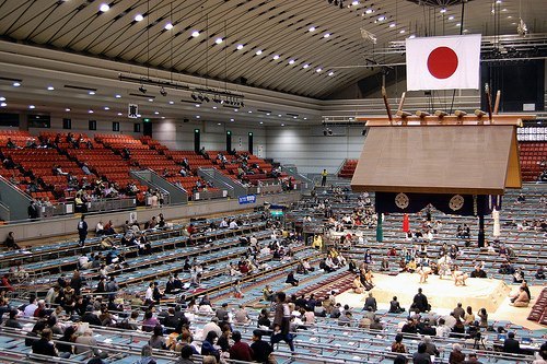 Esta imagen del pabellón de Osaka medio vacío no se verá ningún día durante el próximo Haru Basho